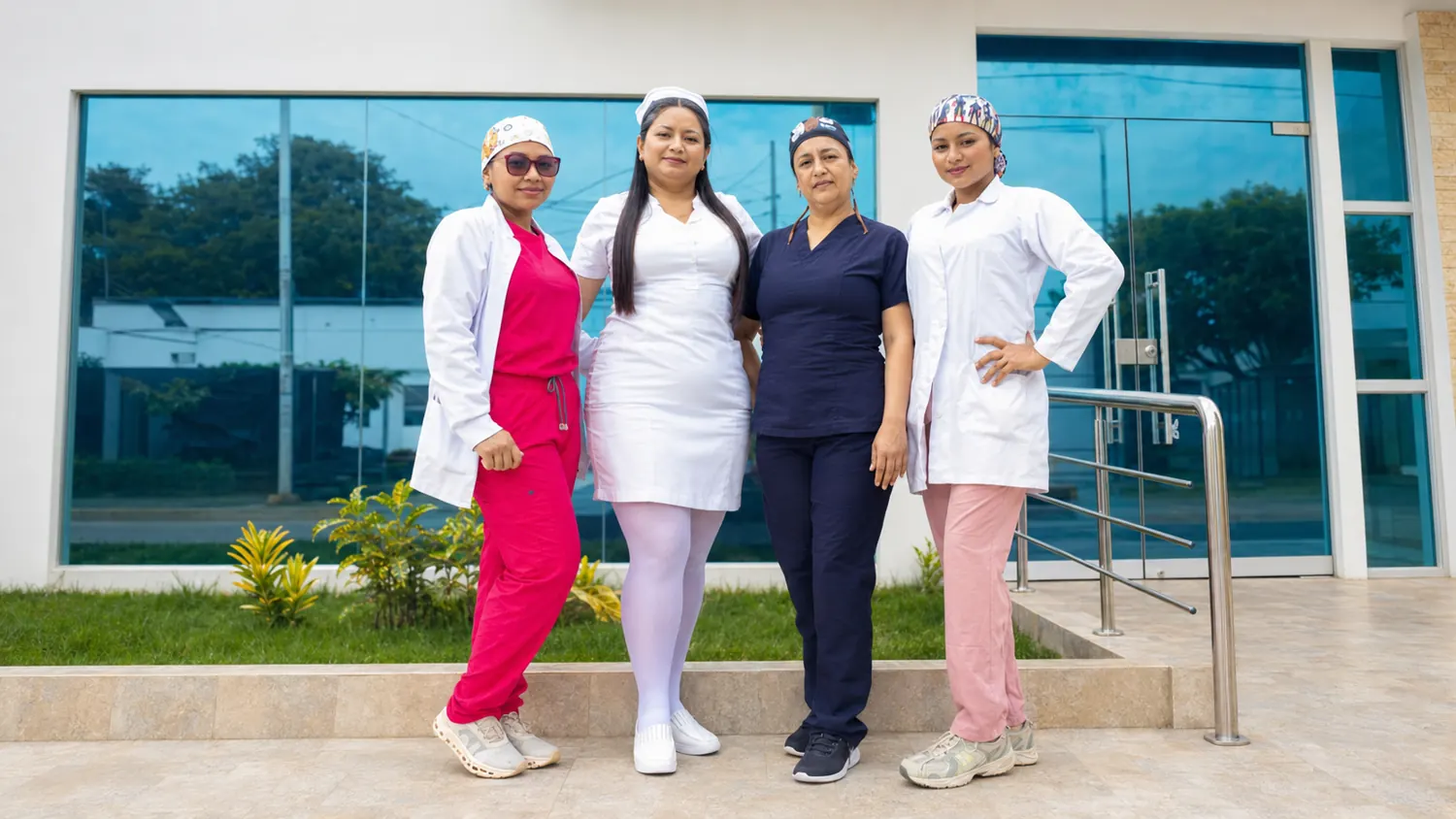 Personal de salud de Wayuunaiki IPSI frente a la sede